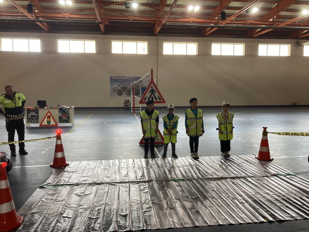Hayatla yarışılmaz projesi kapsamında öğrencilerimize trafik kurallarını öğrettik 
Uzundere GM