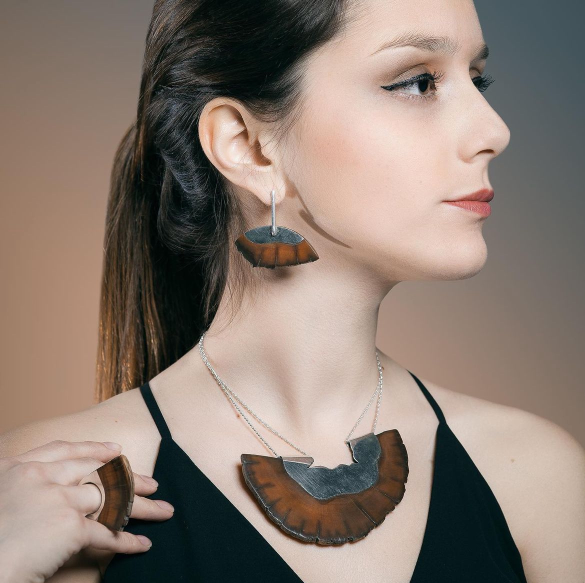 Chile_in_the_UK's tweet photo. Excited to announce "Andean Souls"! ✨ Join us at @gillwingjewel for a unique exhibition showcasing 5 talented female jewellers from Chile 🇨🇱 during @londoncraftweek, May 13th-19th. Their stunning work reflects their heritage and connection to their land. #LondonCraftWeek https://t.co/mmCUi2T6SE