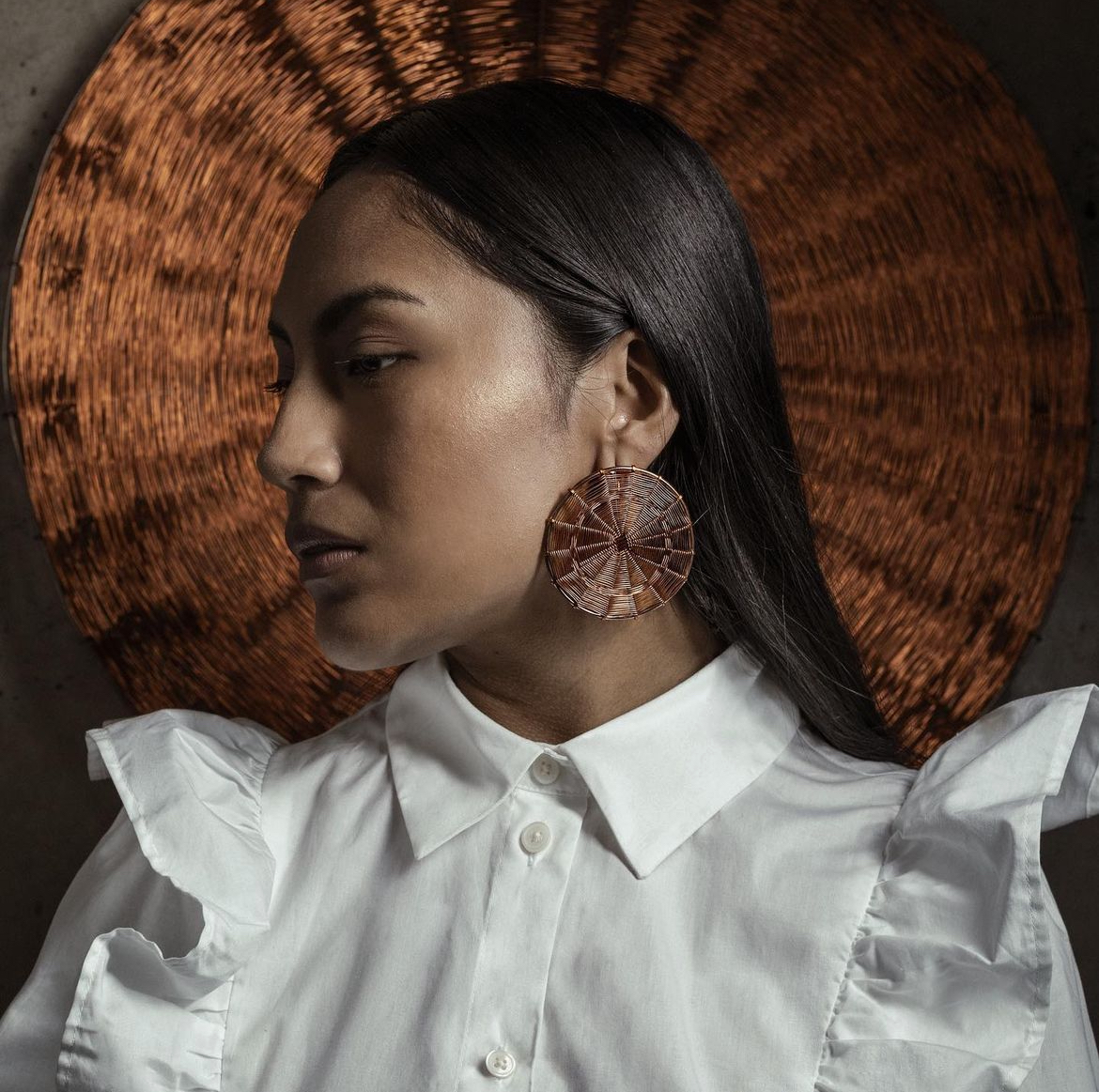 Chile_in_the_UK's tweet photo. Excited to announce "Andean Souls"! ✨ Join us at @gillwingjewel for a unique exhibition showcasing 5 talented female jewellers from Chile 🇨🇱 during @londoncraftweek, May 13th-19th. Their stunning work reflects their heritage and connection to their land. #LondonCraftWeek https://t.co/mmCUi2T6SE