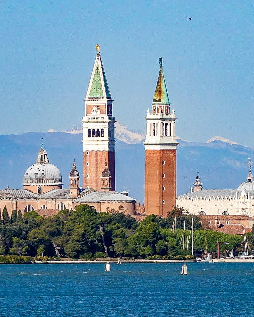 📸 I campanili di #SanGiorgio e #SanMarco con dietro LE MONTAGNE❗ 🔹 Uno scatto insolito dall'ISOLA DI SAN LAZZARO DEGLI ARMENI, vero scrigno di cultura e bellezza della nostra #laguna. #detourism #enjoyrespectvenezia