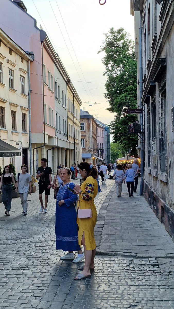 andrii_soloviov's tweet photo. 🌞☀️🌤Good sunny morning, Friends!
おはようございます、友達！
This is a continuation of Thread about Lviv (Thread🧵. Part 2. Easter)
リヴィウについてのスレッド(スレッド🧵。その2。イースター)の続きです。
So, this is the #SpringInUkraine and #BeautifulLviv.
これが #SpringInUkraine と #BeautifulLviv です。

We arrived in Lviv, in my opinion, at the most fortunate moment - Easter!
私の意見では、私たちがリヴィウに到着したのは、最も幸運な時期、つまりイースターでした。
So a lot of people were dressed in embroidered clothes. It was very beautiful!
刺繍入りの服を着た人も多かったです。 きれいだったね！
Lisa and I also wore ours from the Ukrainian manufacturer Etnodim https://t.co/eWcp4GmffX
リサと私もウクライナのメーカー、Etnodim の製品を着ていました。
They make limited series of embroidery with patterns from different regions of Ukraine.
彼らは、ウクライナのさまざまな地域の模様を使用した限定シリーズの刺繍を作っています。
When developing the design, they use real historical patterns specific to these regions of Ukraine - it's very cool!
デザインを開発する際、彼らはウクライナのこれらの地域に特有の実際の歴史的なパターンを使用しています - それはとてもクールです!
Churches, of which there are simply too many in Lviv, held services, so I had the opportunity to visit them and take some photos and videos for you.
リヴィウにはあまりにも多くの教会が礼拝を行っていたので、私はそれらを訪問し、写真やビデオを撮る機会がありました。

More - in the following posts 👇👇👇 in this thread!
詳細については、このスレッドの次の投稿で👇👇👇をご覧ください。

Enjoy your morning drink ☕️🍾🍸 🍹and have a good Day and a great week!
朝のドリンク☕️🍾🍸🍹を楽しんで、良い一日と素晴らしい一週間をお過ごしください!

Don’t forget to support Ukraine 🇺🇦 and each other!
ウクライナ🇺🇦とお互いをサポートすることを忘れないでください!
✊🇺🇦😘❤️‍🔥🫶