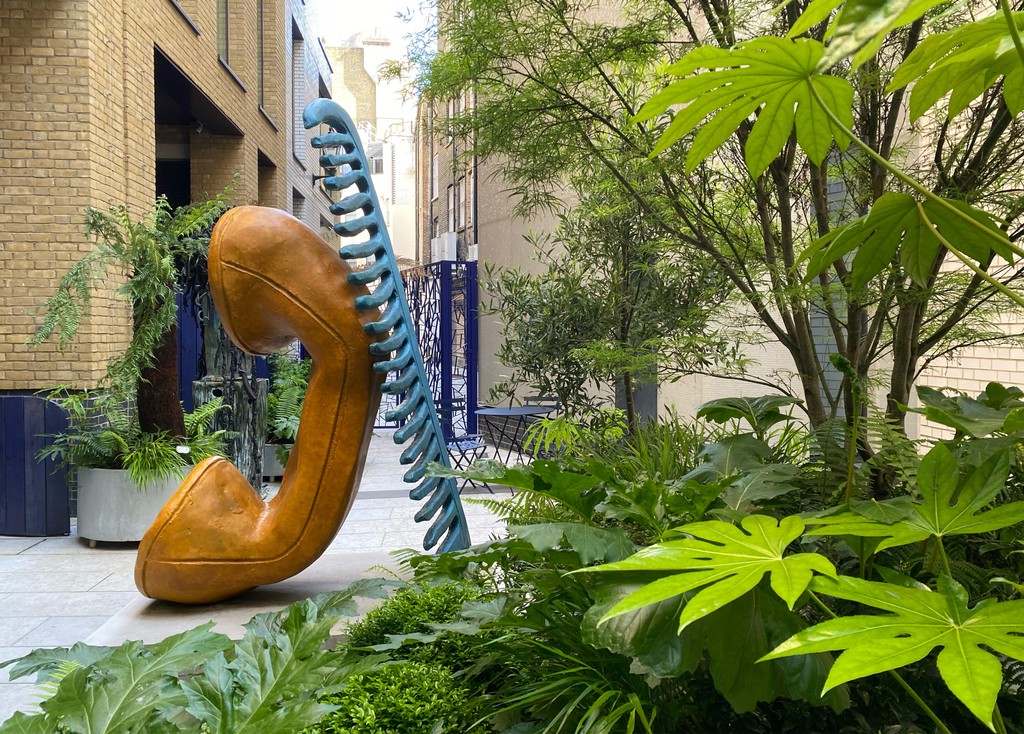 Did you know that our London gallery has a garden? As the weather gets warmer, why not visit us to see outdoor sculptures by Leilah Babirye, Woody De Othello and kiosk designed by @DavidShrigley.⁠
