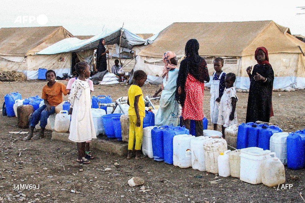 Après une année de guerre au Soudan, 'une génération entière pourrait être détruite', prévient l'ONU avec des millions d'enfants déplacés, affamés, forcés de se battre ou de se marier et menacés de mort #AFP ➡️ u.afp.com/5Wqs
