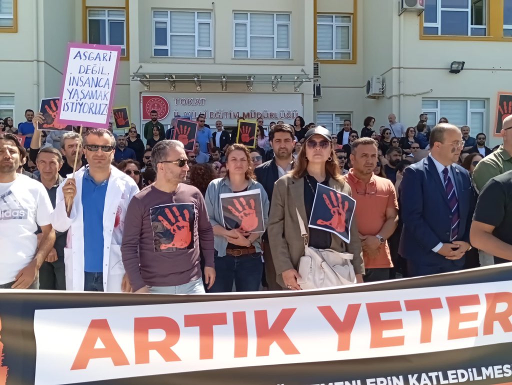 TOKAT_SES's tweet photo. Bugün eğitimci arkadaşlarımızın eylemine eş genel başkanımız @krcby_nzn ile birlikte destek verdik. Şiddetin her türlüsünün tam karşısındayız. #şiddetehayır #EgitimdeSiddeteHayır #sağlıktaSiddetehayır #şiddetintamkarşısındayız @sesgenelmerkezi @KESKliyiz #sestokat @tokategitimsen https://t.co/qQMy5ixY38