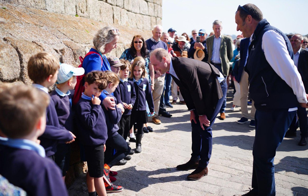 Prince William speaks to school children as he visits St. Mary's Harbour, the maritime gateway to the Isles of Scilly.

So cute 💙

📸: Ben Birchall-WPA Pool/Getty Images)