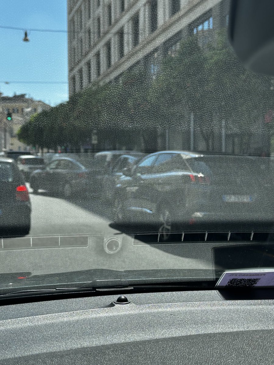 Il centro di #Roma e’ uno scempio di doppie file… qui Via Veneto