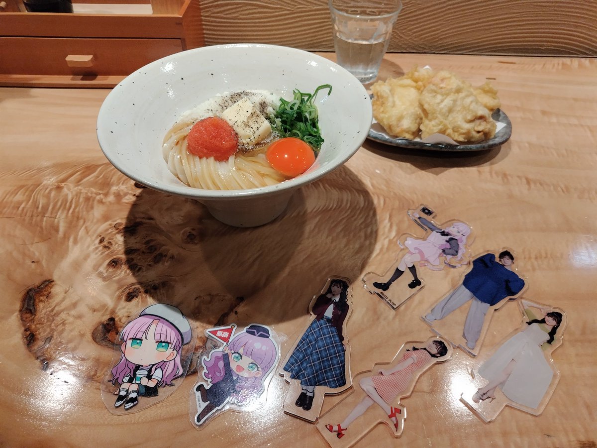 今日の夜ご飯は 結那爆食部
うどん屋新堀さんで
釜玉めんたい＋バター＋
パルメザンチーズ🧀かしわ天🐦
結那部長いつも美味しいお店紹介ありがとうございます🦋
カウンターで隣に綺麗なお姉さんが来たけどアクスタはちゃんと出しときました✨😊
チラ見されたけど😂
ご馳走様でした🥢