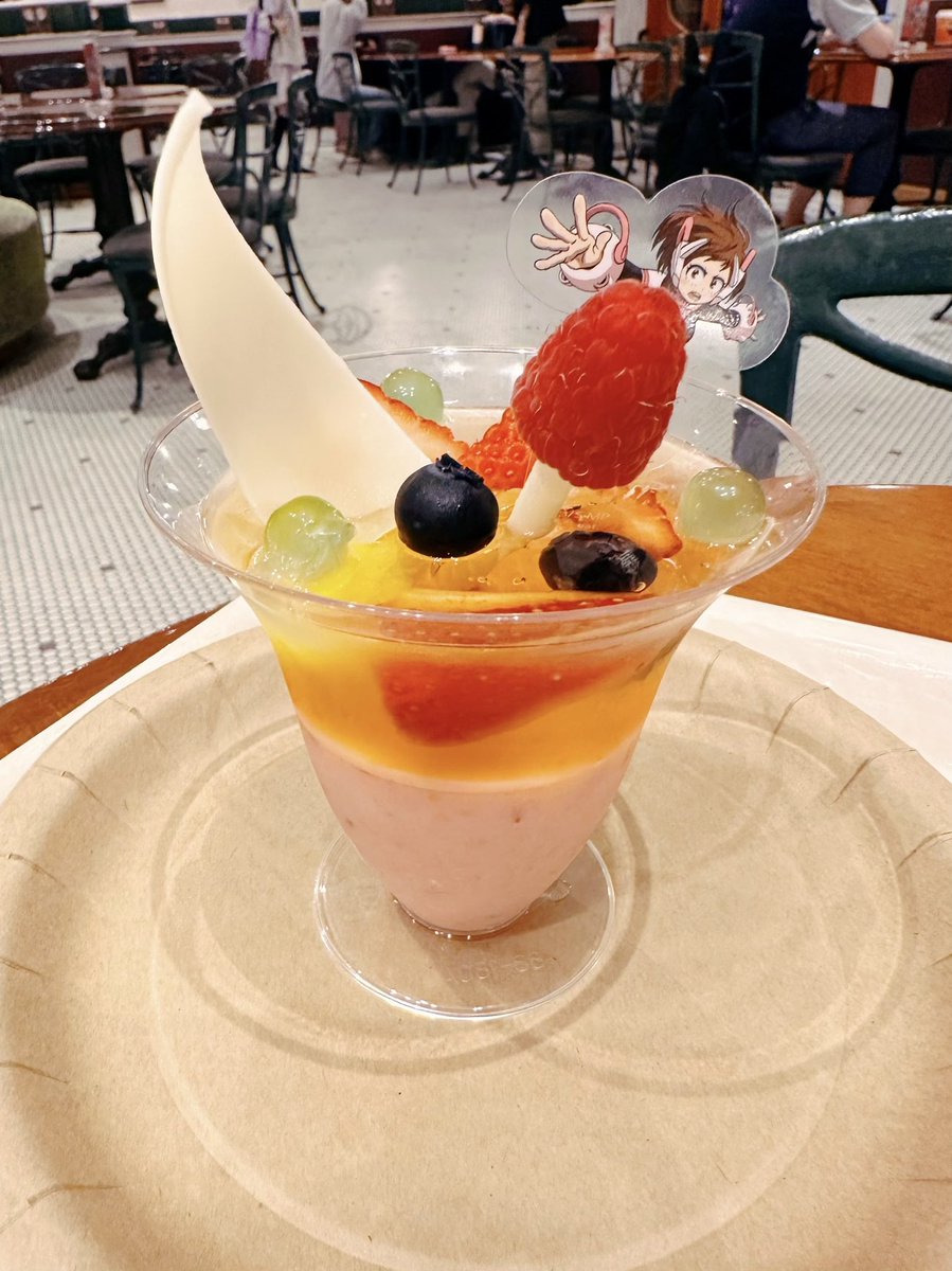 お茶子の”ゼログラビティ” モチモチ苺ムース＆ぷるるんレモンゼリー このムース絶品でした...!!🍓 いちごのつぶつぶ食感もあって 濃厚な味でおいしかったー！😋 フルーツ好きにはたまりません💗 めちゃめちゃおすすめです！ #USJファン #僕のヒーローアカデミア #USJヒロアカ #USJクールジャパン