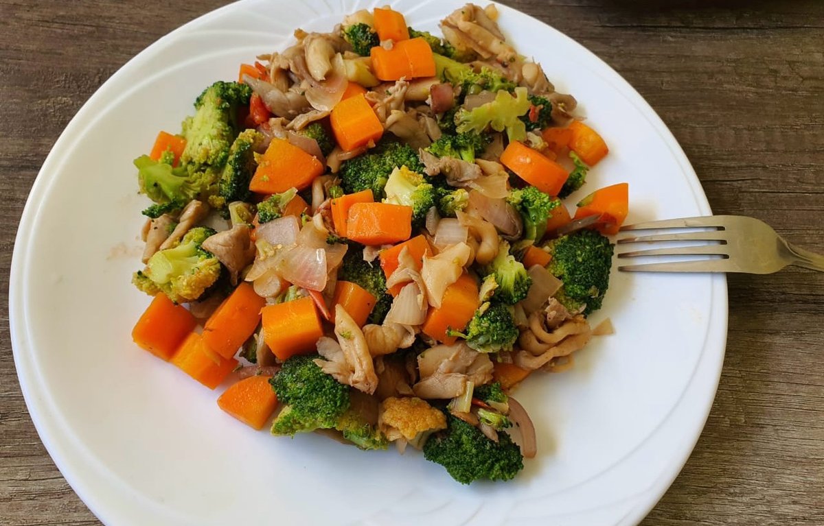 Lunch suggestion - Broccoli, Carrots, Mushrooms, Onions Healthy and tasty. You don’t always need to have starch or meat.