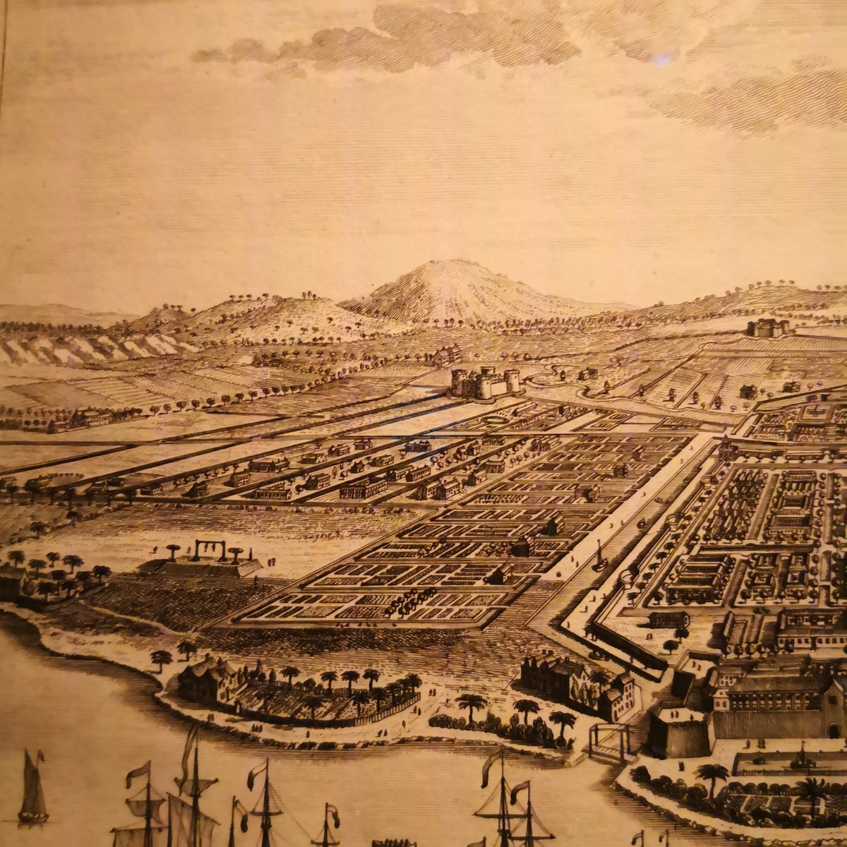 Ketika gunung2 masih terlihat dari laut. Dan ketika Jakarta/Batavia didominasi oleh simbol2 paksaan kolonial: benteng2 dan lapangan Tiang Gantungan.