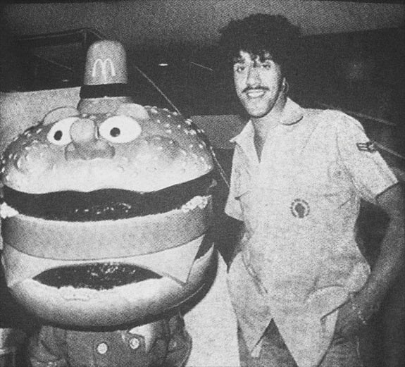 Big_Mac_Officer's tweet photo. I would like to take some rest too, go to the ocean, stroll along the coast slowly and ponder the beauty of it all. 🌊
One of the highlights of my life was meeting Phil Lynott, oh friends, it has been so long. 😞 https://t.co/yyYD5kQHTC