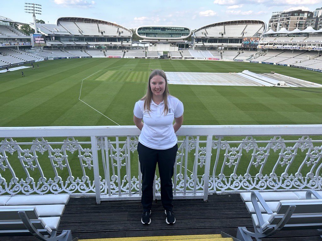 Congratulations to Upper Sixth student Scarlett H who had the amazing experience of umpiring at the home of cricket yesterday in the Varsity match between Oxford and Cambridge. We look forward to continuing to see you umpire throughout the summer ! @HomeOfCricket @MillfieldSport