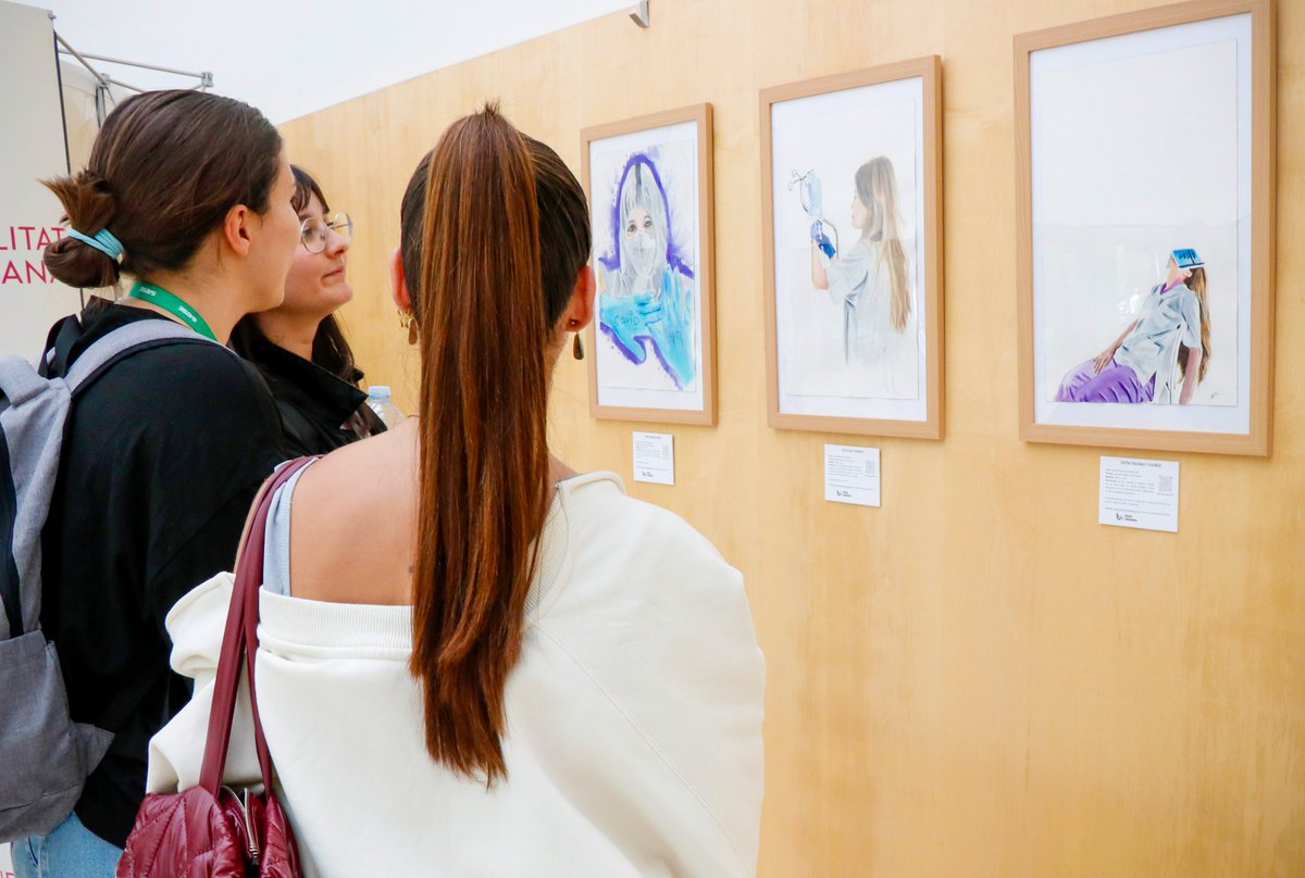 ➡️ El hall de nuestro hospital ha acogido la exposición de acuarelas "Hijas de Florence" de la estudiante Edita Manasyas que refleja el papel que desempeñan las enfermeras en nuestra sociedad.