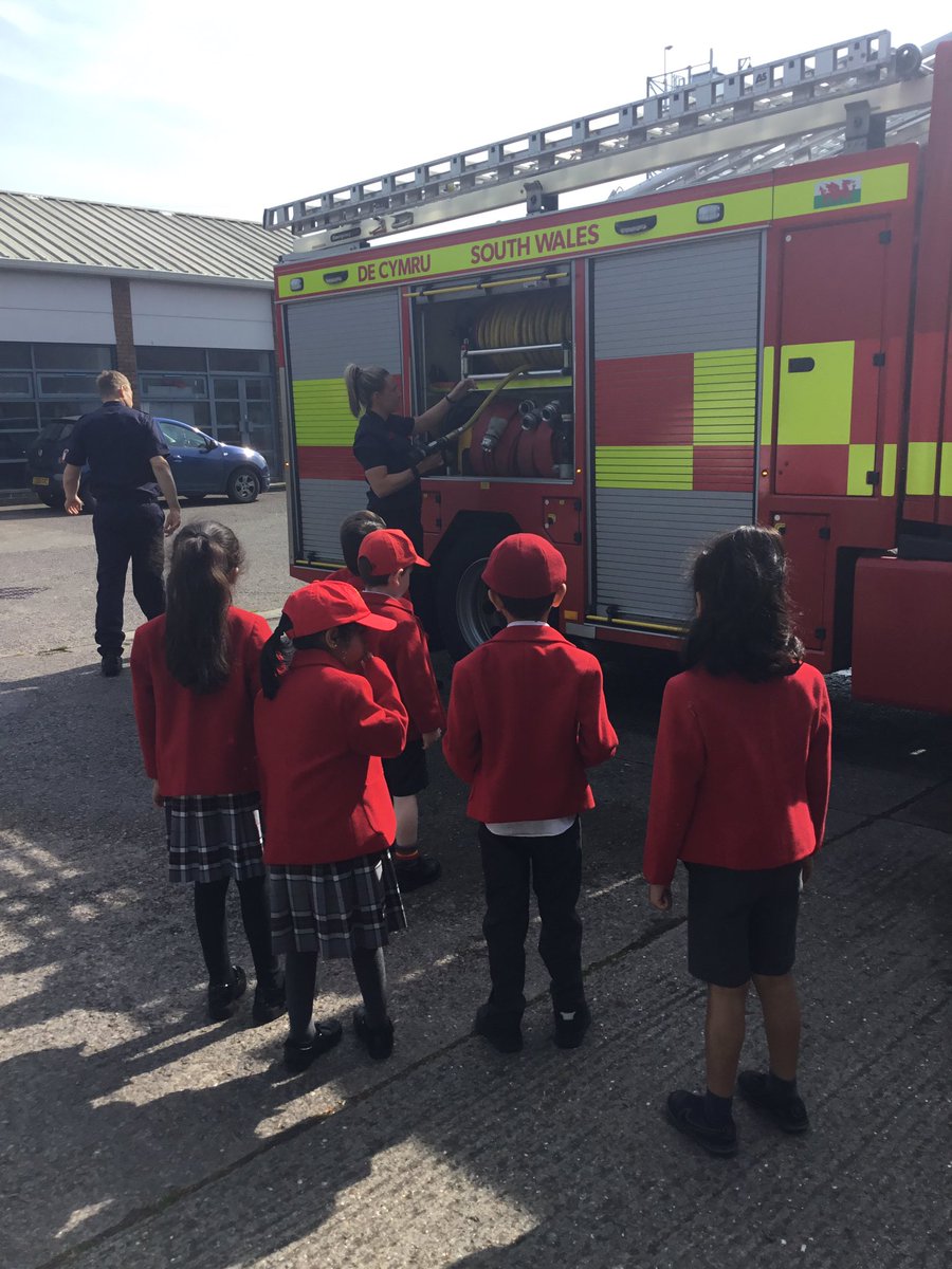 SJC_Infants's tweet image. What a fantastic morning #SJCR5 had at Roath Fire Station! Thank you to Fire Officer Sinead for such a warm welcome! 🔥🔥🔥🔥 #SJCInfants #SJCReception @SWFireandRescue