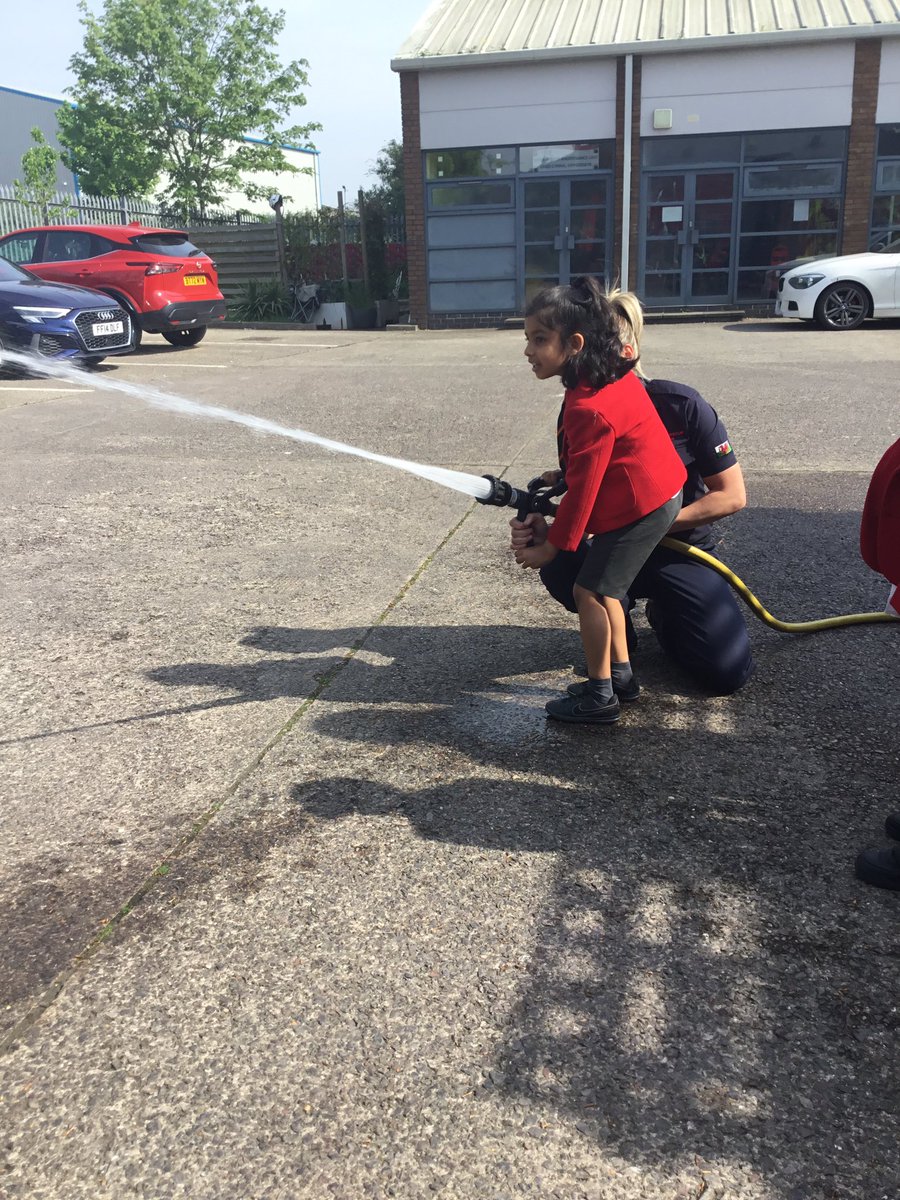 SJC_Infants's tweet image. What a fantastic morning #SJCR5 had at Roath Fire Station! Thank you to Fire Officer Sinead for such a warm welcome! 🔥🔥🔥🔥 #SJCInfants #SJCReception @SWFireandRescue