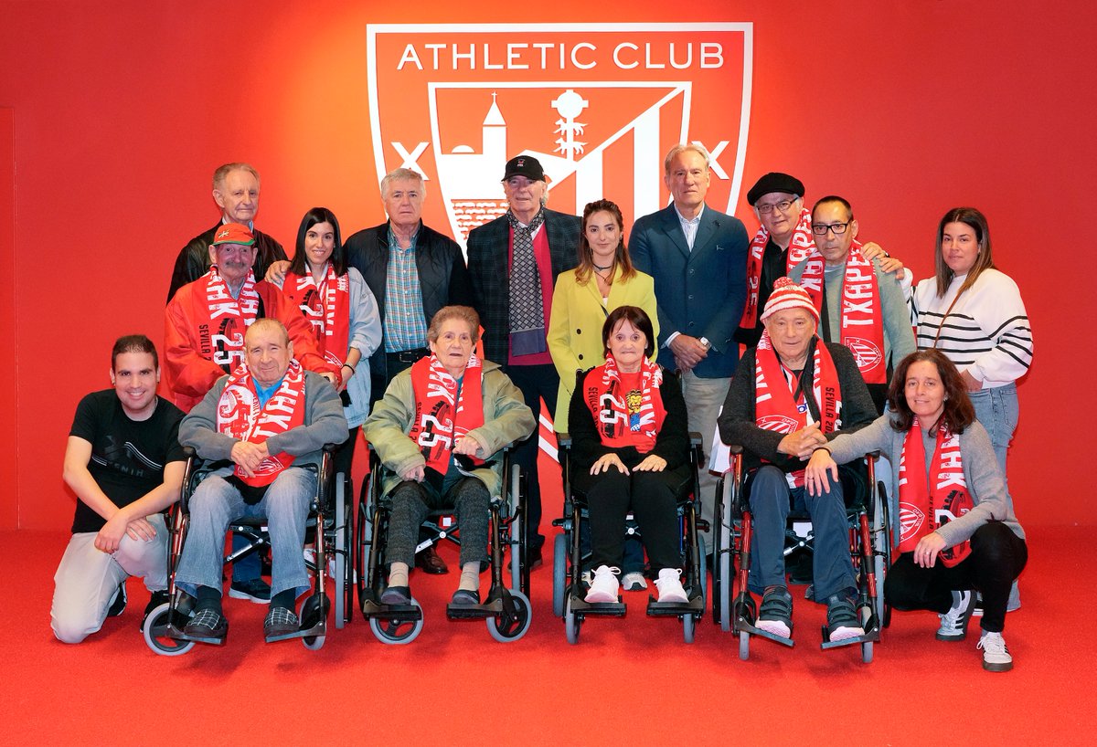 🏟️ San Mamés hosted a Reminiscence Workshop organised by @FundacionLaLiga and @FEAFV! 👴👵The aim is to stimulate and restore the memories in older people through football. They were accompanied by @Athletic_en legends Iribar and Goikoechea. ⚽🦁