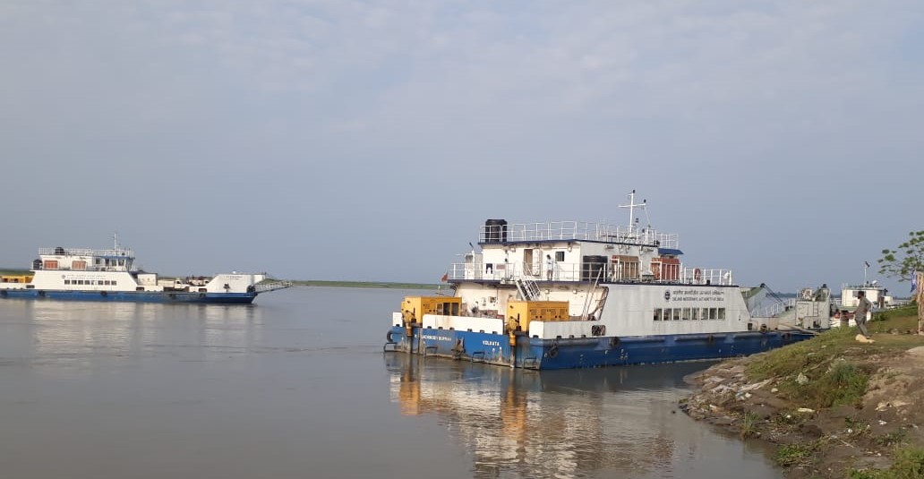 RoPax - vessels with roll-on roll-off features, used for carrying passengers, goods & vehicles - owned by @IWAI_ShipMin are being operated by IWT Department @mygovassam under an MoU in NW 2 between Neamati & Majuli. #Assam #NorthEast @iwai_assam @PIB_Guwahati @MDoNER_India