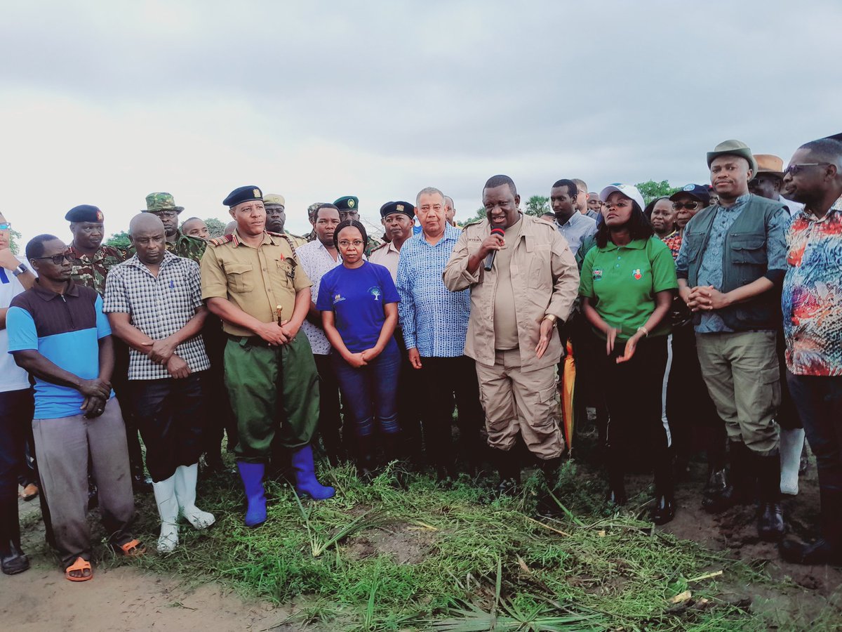 Kenya__Fish's tweet photo. with her  collegues PS Maritime Affairs @GeoffreyKaituko &amp; PS Mining @ElijahGMwangi led the tree planting team.Lamu County leadership led by the Governor @IssaTimamy  was also in attendance .This initiative is a crucial step towards mitigating climate change. #TreePlantingDay https://t.co/NIKpvf30OM