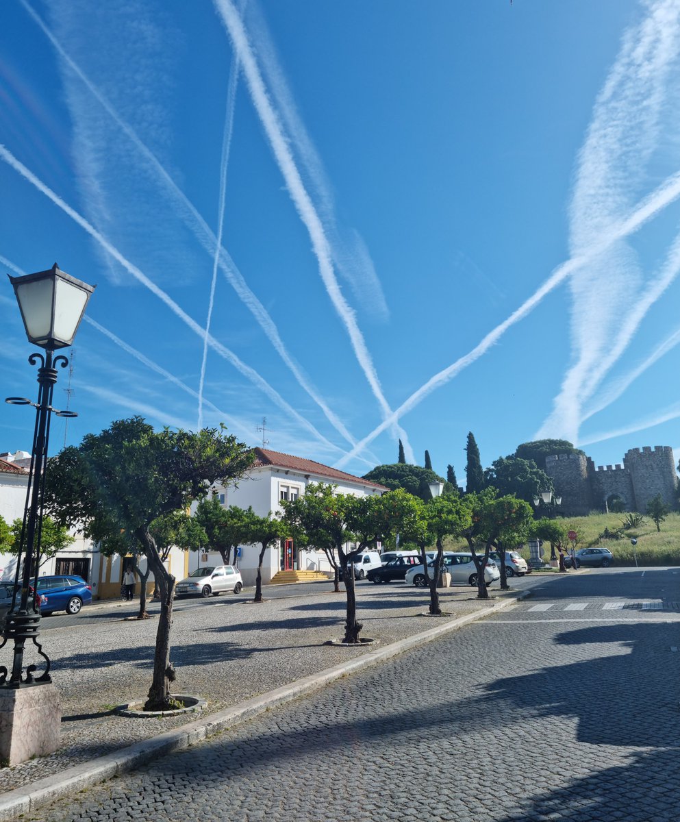 Good MORNING ‼️🌍
9 am 🌞 we lovely photo of our square in Vila Viçosa 🌈

#lovelyphoto
#vilaviçosa
#alentejo
#portugal2024
#sky