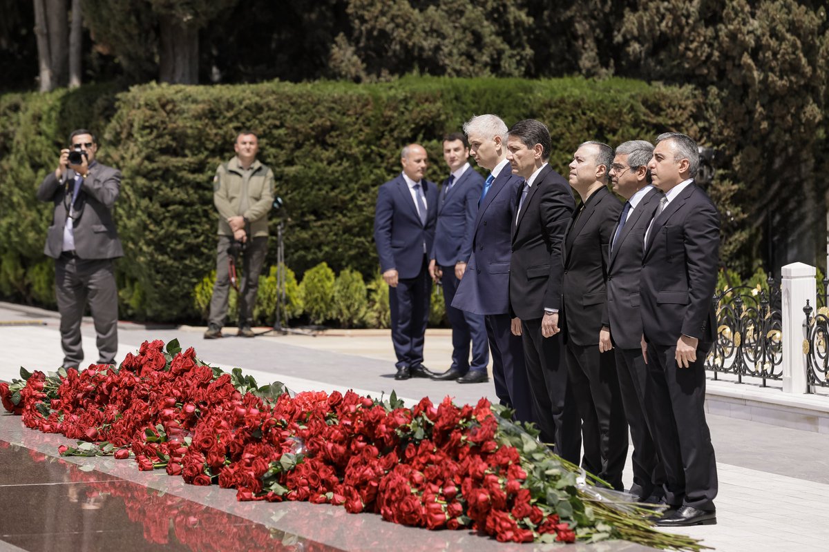 sosial_gov_az's tweet photo. Əmək və Əhalinin Sosial Müdafiəsi Nazirliyinin kollektivi Fəxri xiyabanda Ulu Öndər Heydər Əliyevin xatirəsini ehtiramla yad edib.

➡️ https://t.co/N3qDemSfWB

 #ƏƏSMN #HeydərƏliyev https://t.co/Tj93SfFdVY