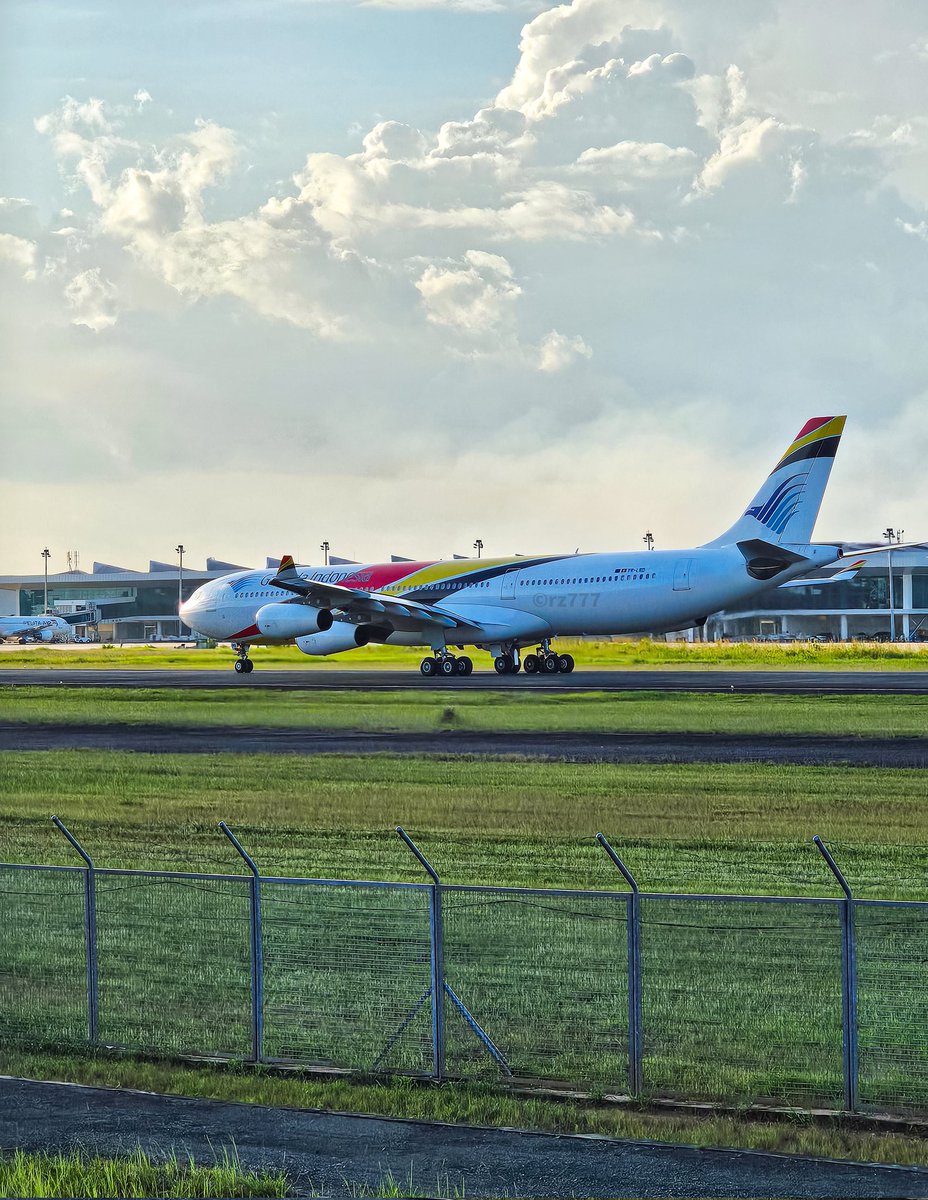 You know Hajj season is about to start when you see Garuda hybrid colour schemes. 😁

Legend Airlines A340-300 YR-LRD operating for Garuda Indonesia.
Banjarmasin (BDJ/WAOO)

📷: Raziq773