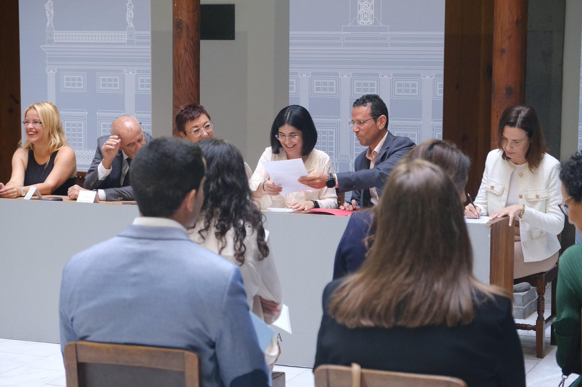 CarolinaDarias's tweet photo. 🙌 Hoy damos la bienvenida a 12 técnicos A1, la máxima cualificación en la administración pública, para seguir reforzando los recursos humanos del @AyuntamientoLPA

¡Enhorabuena! La ciudad los necesita para prestar los mejores servicios a los vecinos y vecinas

Seguimos avanzando https://t.co/klTGphQhwm
