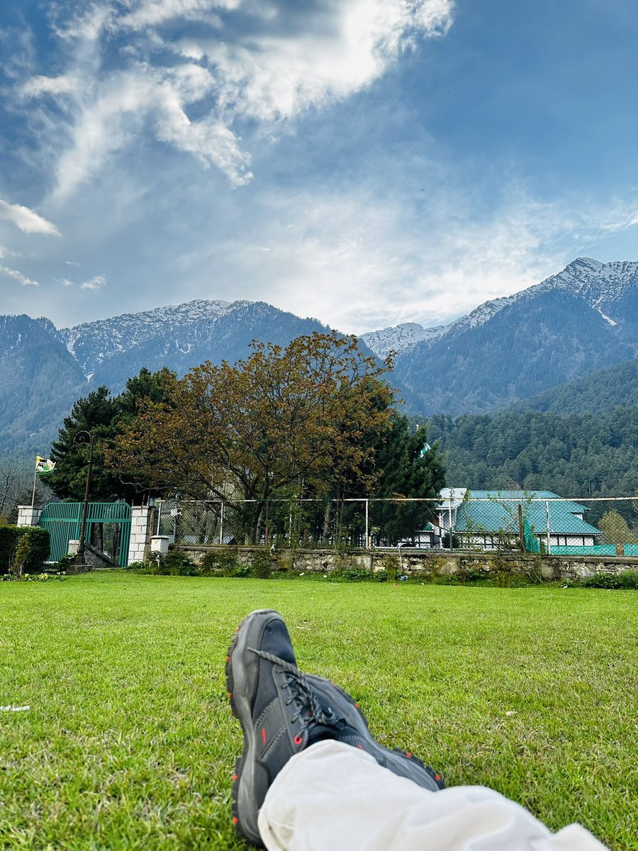Did a 10 days solo trip to Kashmir, spent just ₹800 a day by staying at Hostel, met wonderful people around the world and this was most life changing experience of my life. Kahsmir is truly a heaven on earth. Here’s how I planned my trip🧵