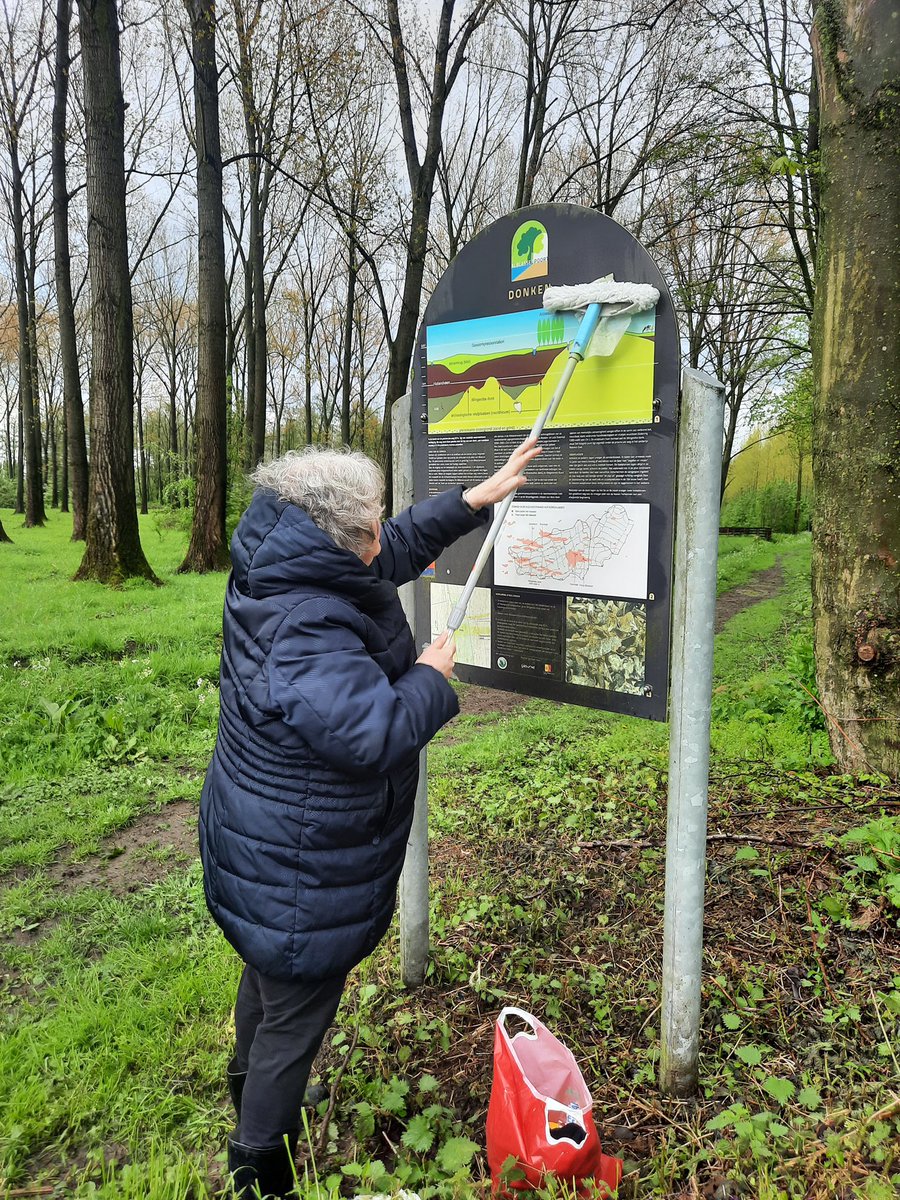Op 25 mei 2024 opent in Museum Nieuwpoort de nieuwe expositie ‘ Natuurlijk, de WAARD! Onze tentoonstellingscommissie is daar maar druk mee. Voor het perfecte plaatje poetst Sylvia dit bord nog even schoon. Alles om de toelichting ‘helder’ in beeld te brengen 🧹#Alblasserwaard