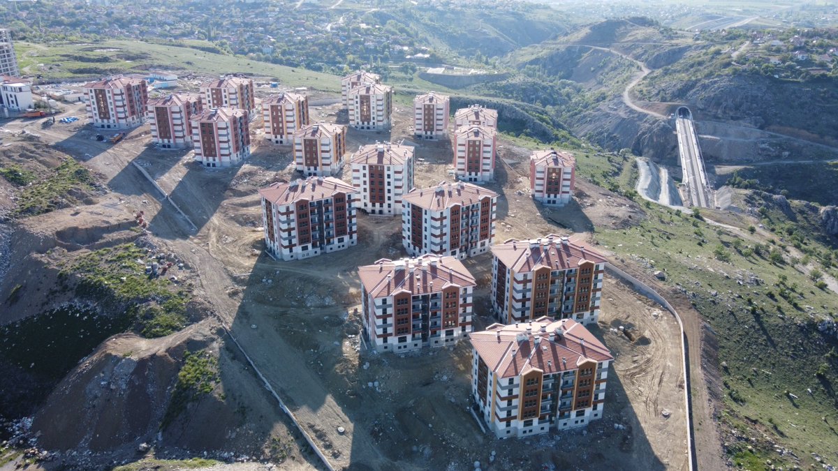 TOKİ Başkanımız Ömer Bulut, Ankara Elmadağ'da inşaatı tamamlanma aşamasına gelen 413 adet konut ve 1 adet ticaret merkezinden oluşan projemizin şantiyesinde incelemelerde bulundu.