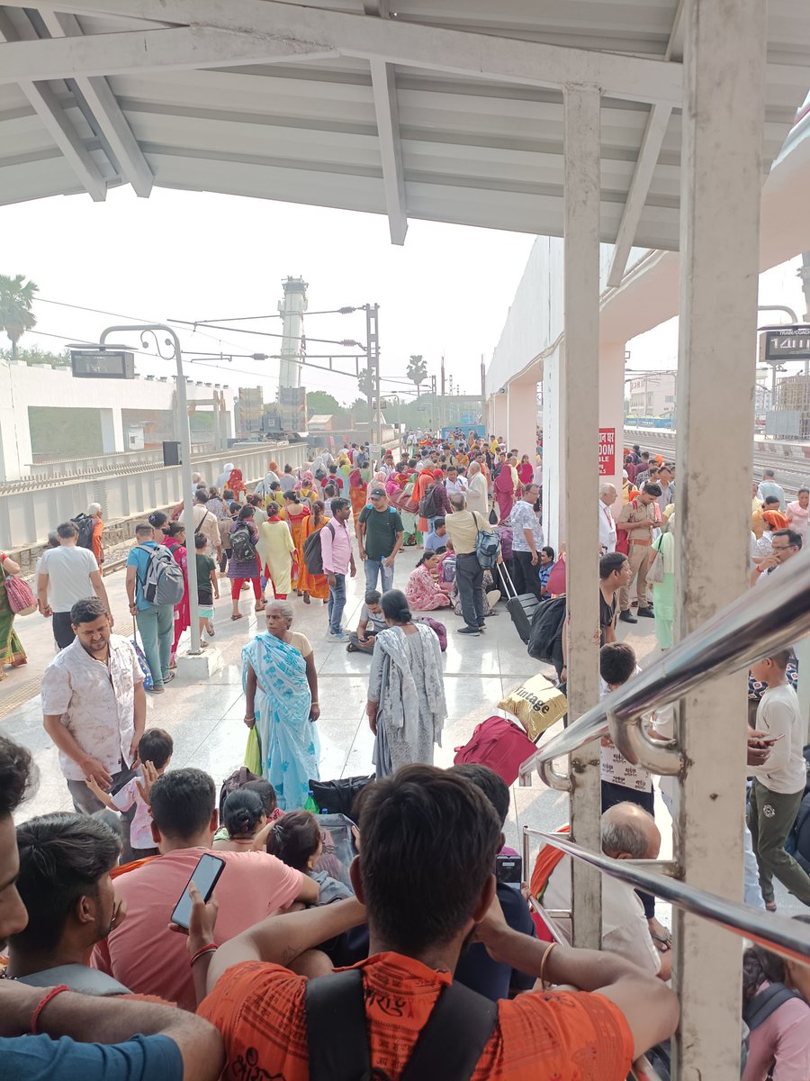 अयोध्या धाम  स्टेशन पर आज गजब की भीड़ है जय श्री राम