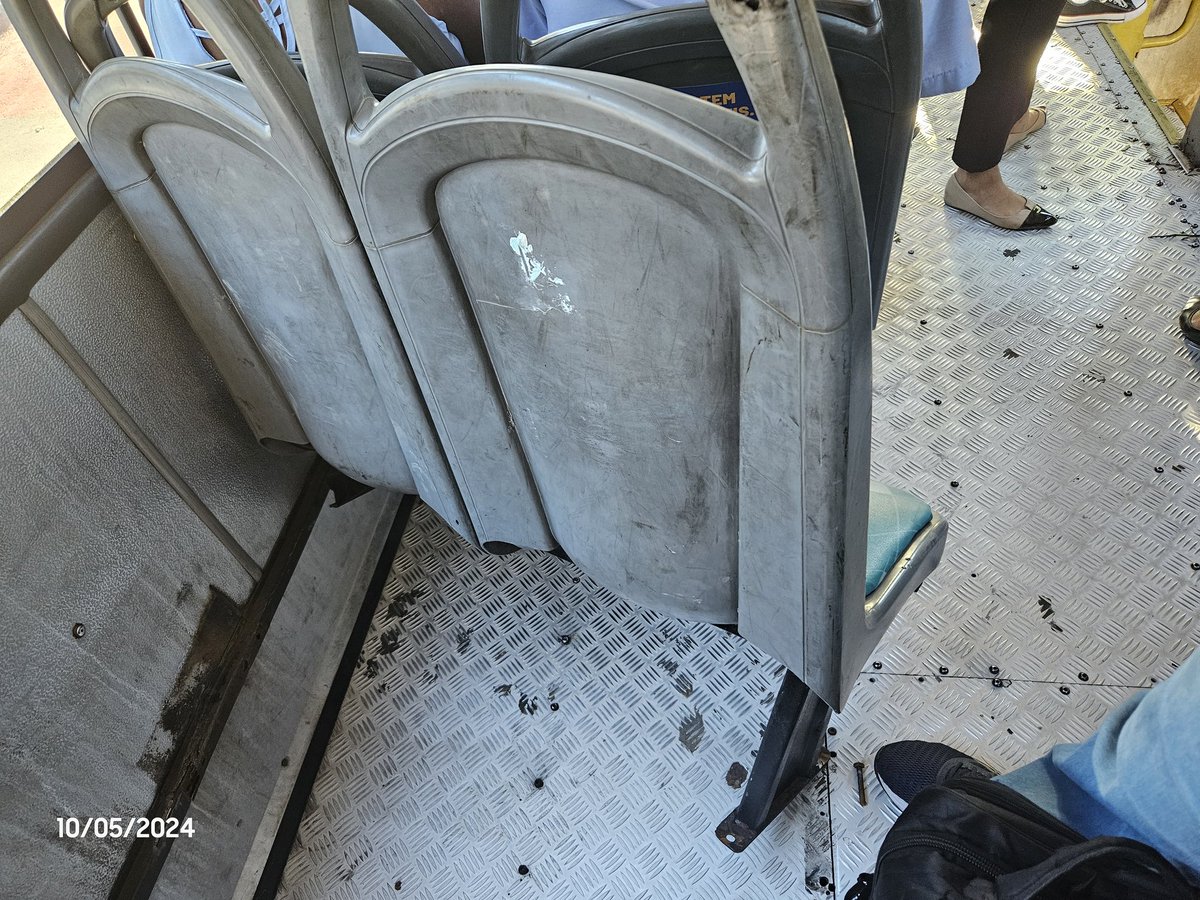 victorhtm's tweet photo. Vejam a situação do ônibus da linha 7130, de hoje as 7:15, carro n° 97023. Absurdo, a Transimão não tem o mínimo de respeito com o usuário. #bdmg #mgtv1 #mg1 #mgtv2 #mg2 #rmbh #transimão #transimao #consumidor #Globo #alterosa #SBT #Itatiaia #recordmg #otempo https://t.co/vJpXRfgsch