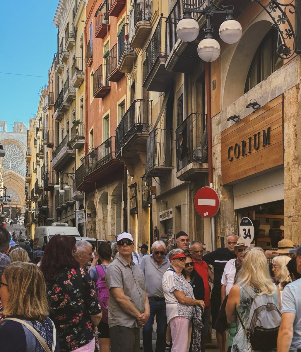 Tristíssima per veure com #Tarragona es converteix en una ciutat protagonitzada per creueristes i botigues absurdes.
Poder caminar pel meu barri sense haver d’esquivar grups gegants de turistes és una missió cada vegada més difícil. 

Atureu-ho, @TGNAjuntament