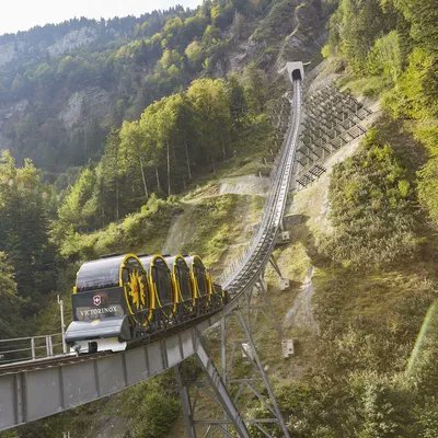 funimag's tweet photo. @TrainCvnAuvergn @TrainsDirects @auvergnerhalpes @laurentwauquiez Faut l 'envoyer faire une petite visite à Stoos en Suisse Centrale où se trouve le funiculaire le plus pentu d'Europe, ultramoderne, et qui attire les gens du monde entier! 😅
#Stoosbahn https://t.co/1SUok8q1Y5
