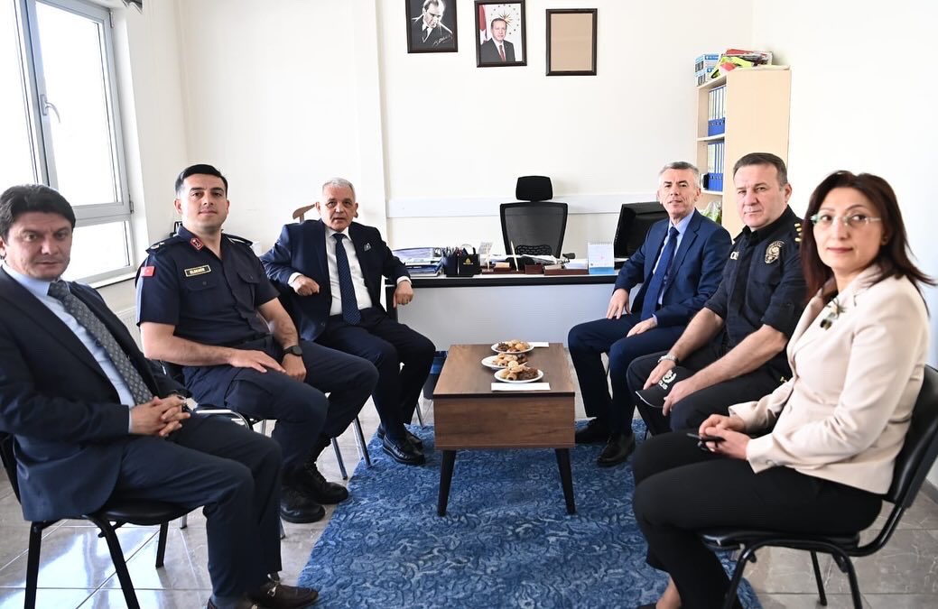 MamakBelediyesi's tweet photo. Başkanımız, Trafik Haftası etkinlikleri kapsamında, Mamak Kaymakamı Ali Sırmalı, İlçe Emniyet Müdürü Şener Derin, İlçe Jandarma Komutanı Binbaşı Murat İlker Erdemir ve beraberindeki heyetle birlikte Mamak Belediyesi Çocuk Trafik Eğitim Parkı’nda eğitim gören çocuklarla bir araya geldi.