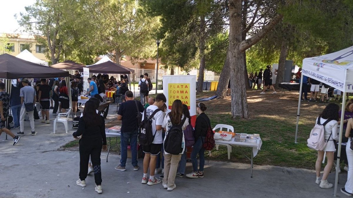 🙌🙌🙌Quin goig fa Llíria amb l'ambient de les Trobades d'@escolatv! 🟢 La marea verda per dir que #LaLlenguaNoEsToca continua creixent a cada poble i a cada comarca de tot arreu del País Valencià.