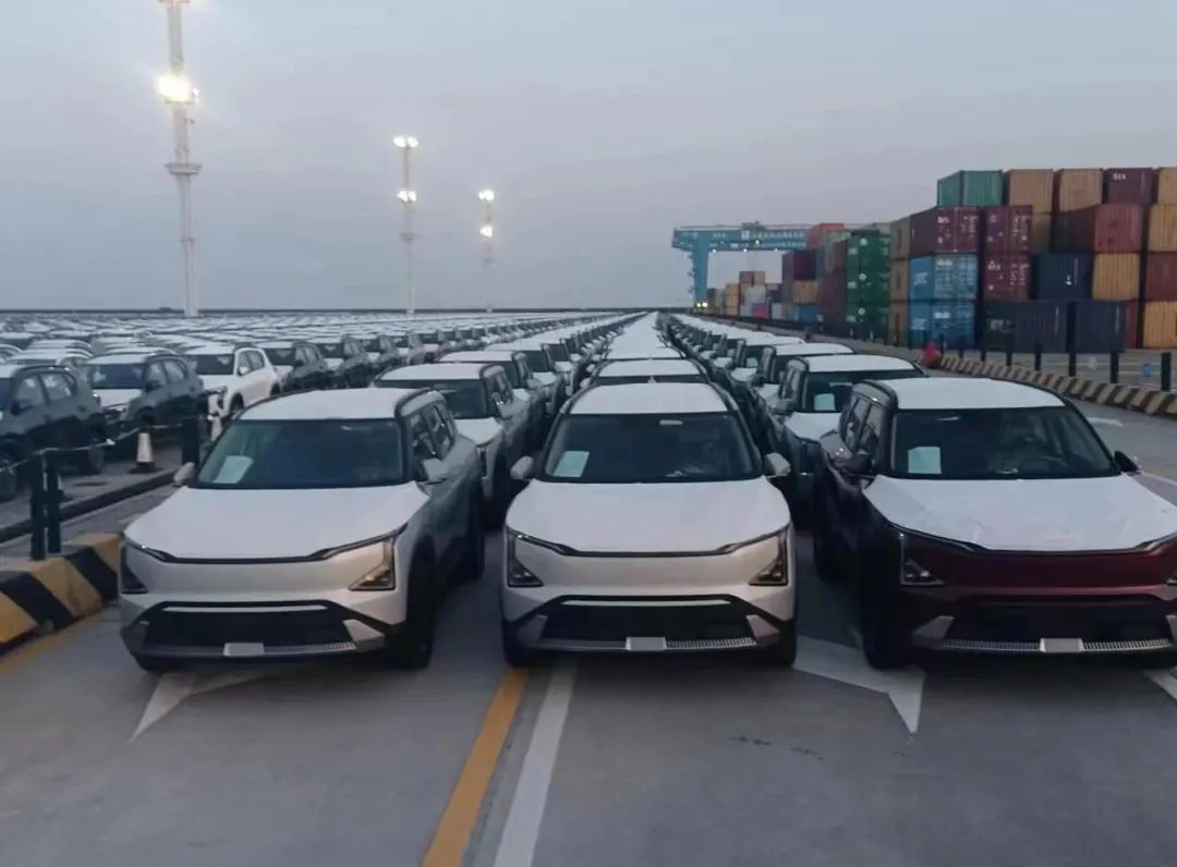 Recently, at #DafengPort in #YanchengPort, new #Kia vehicles boarded the 'Africa Express' Ro-Ro ship, bound for #BeltandRoad destinations. 4099 vehicles, including the EV5, set sail, boosting #Yancheng's global trade and #SmartManufacturing. #YanchengEconDev #ForeignTrade #盐城