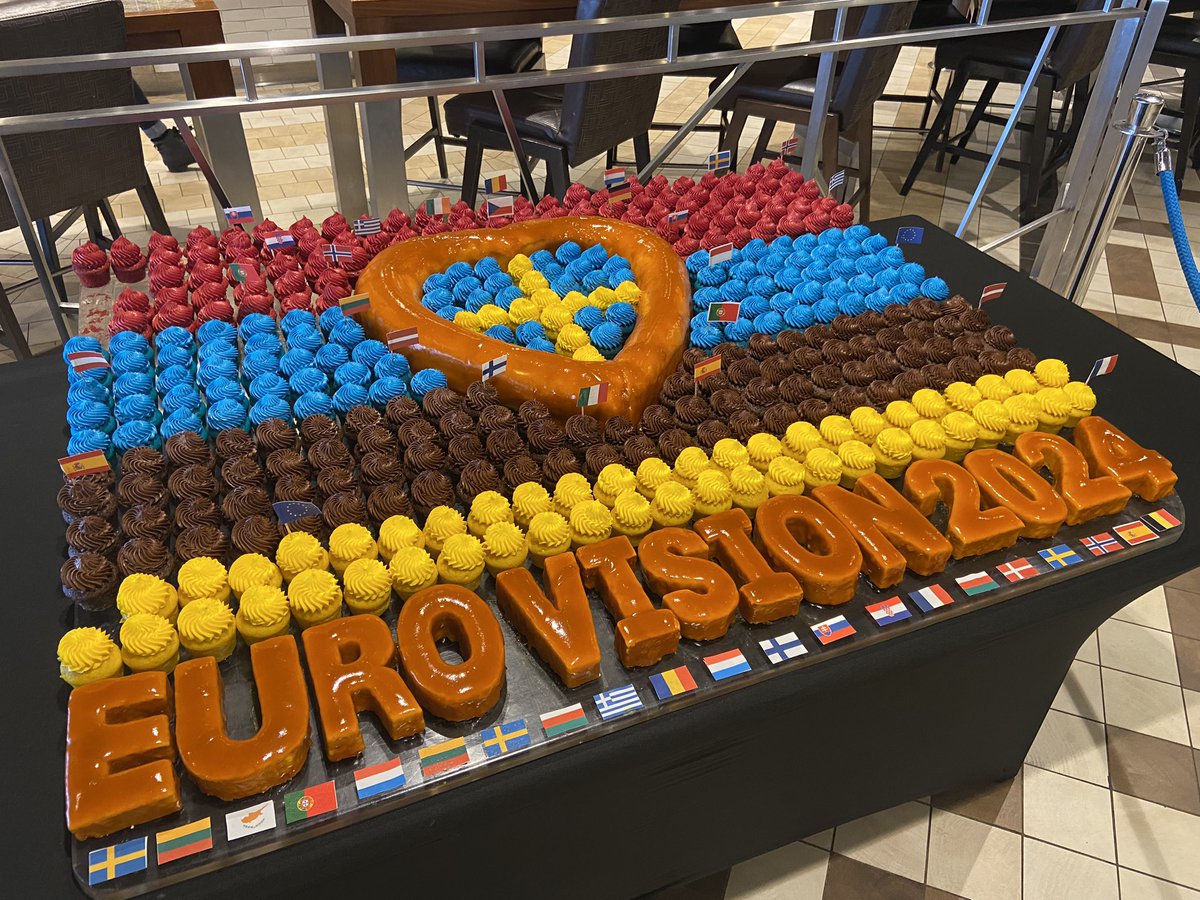 Let’s have a cake @RoyalCaribbean #Eurovision