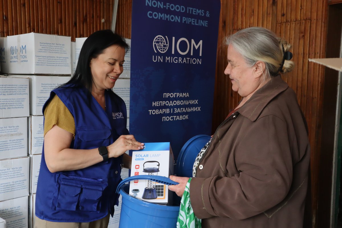 Funded by @USAIDSavesLives, IOM distributed kitchen sets, bed linen, mattresses, blankets, chairs, and solar lamps to almost 560 displaced persons and vulnerable populations in Skvyra, Kyiv region.