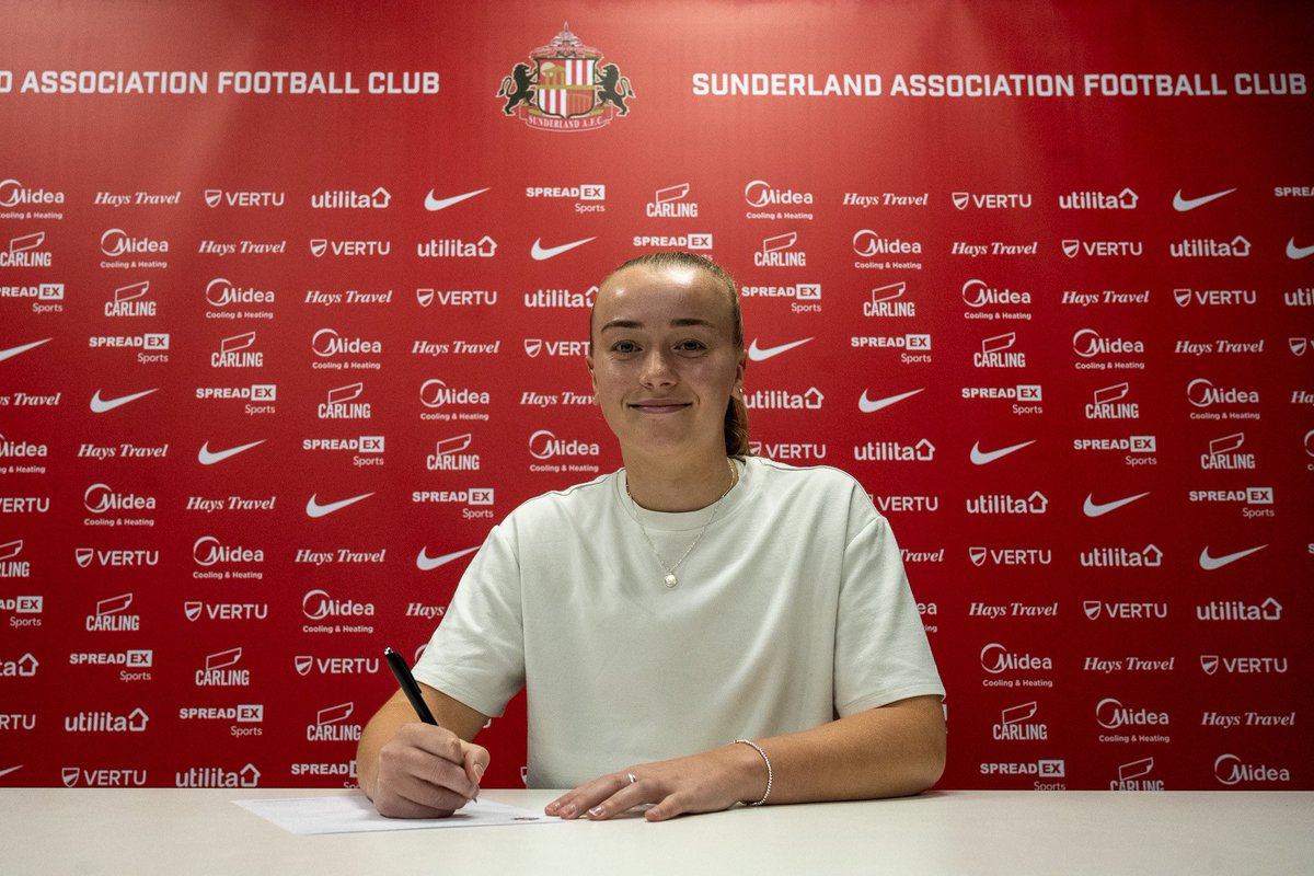 Absolutely delighted to sign my first professional contract with @SAFCWomen. A day I’ve dreamed of since I first joined the RTC almost 10 years ago. A lot of hard work put into this moment and couldn’t be happier. Excited for the next 2 years in red and white🔴⚪️