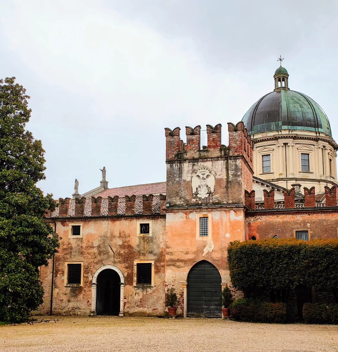 TurismoVeneto's tweet image. Straordinario esempio di villa veneta pre-palladiana, Il Castello di #Thiene ti aspetta in questi primi weekend di sole primaverile. Prenota la tua visita e scopri le storie nascoste dietro mura merlate e saloni affrescati

🏰 tinyurl.com/ptmkzp5s

#Vicenza #VisitVeneto