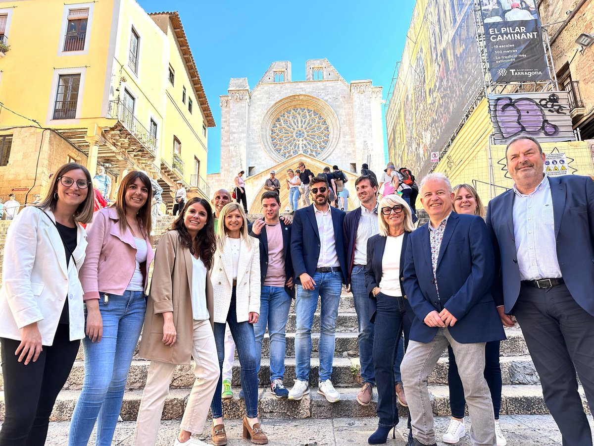 Hem fet l'última atenció a mitjans d'aquesta campanya a les escales de la catedral de Tarragona. Gràcies als periodistes que n'heu fet seguiment i als candidats que m'acompanyeu en aquesta aventura. 

Guanyarem, aixecarem Catalunya i la farem lliure!

#PuigdemontPresident