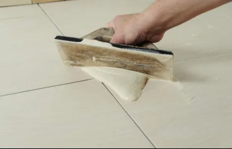 Basimsaid's tweet image. ما فائدة الترويبة:

الترويبة للبلاط تعتبر جزءًا هامًا من عملية التثبيت.

أهم فوائدها:
- التحكم في التمدد والانكماش.
- منع التشققات الناتجة عن التمدد والانكماش.
- زيادة المتانة والاستدامة.

أهم خصائصها:
- يجب أن تكون مادة الترويبة مرنة بما يكفي للسماح بتحرك البلاط دون تكسير أو…