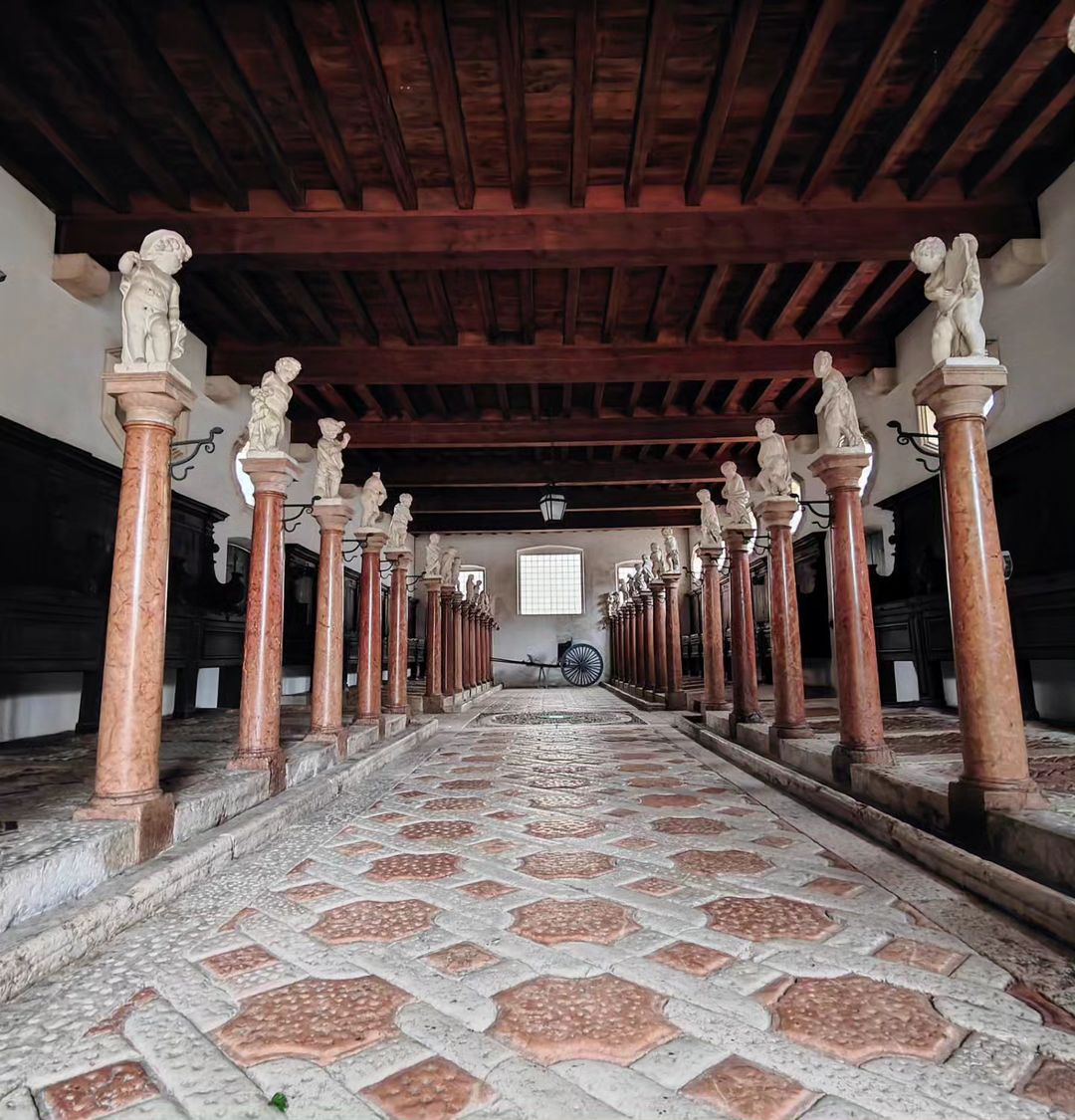 TurismoVeneto's tweet image. Straordinario esempio di villa veneta pre-palladiana, Il Castello di #Thiene ti aspetta in questi primi weekend di sole primaverile. Prenota la tua visita e scopri le storie nascoste dietro mura merlate e saloni affrescati

🏰 tinyurl.com/ptmkzp5s

#Vicenza #VisitVeneto