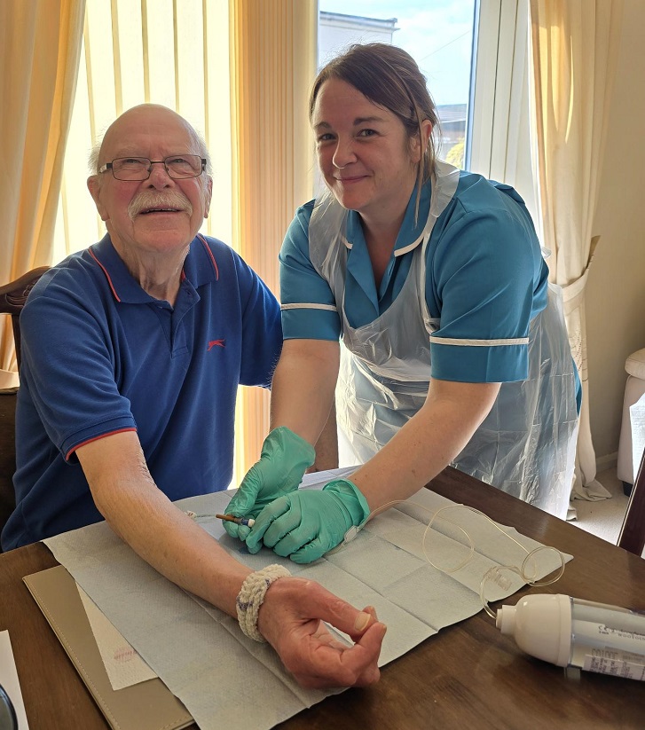 Patients like Paul at @MidYorkshireNHS are benefiting from a new method of delivering intravenous antibiotics at home via a pump, helping to avoid lengthy stays in hospital. This is a great example of NHS innovation benefitting patients and easing pressure on services.