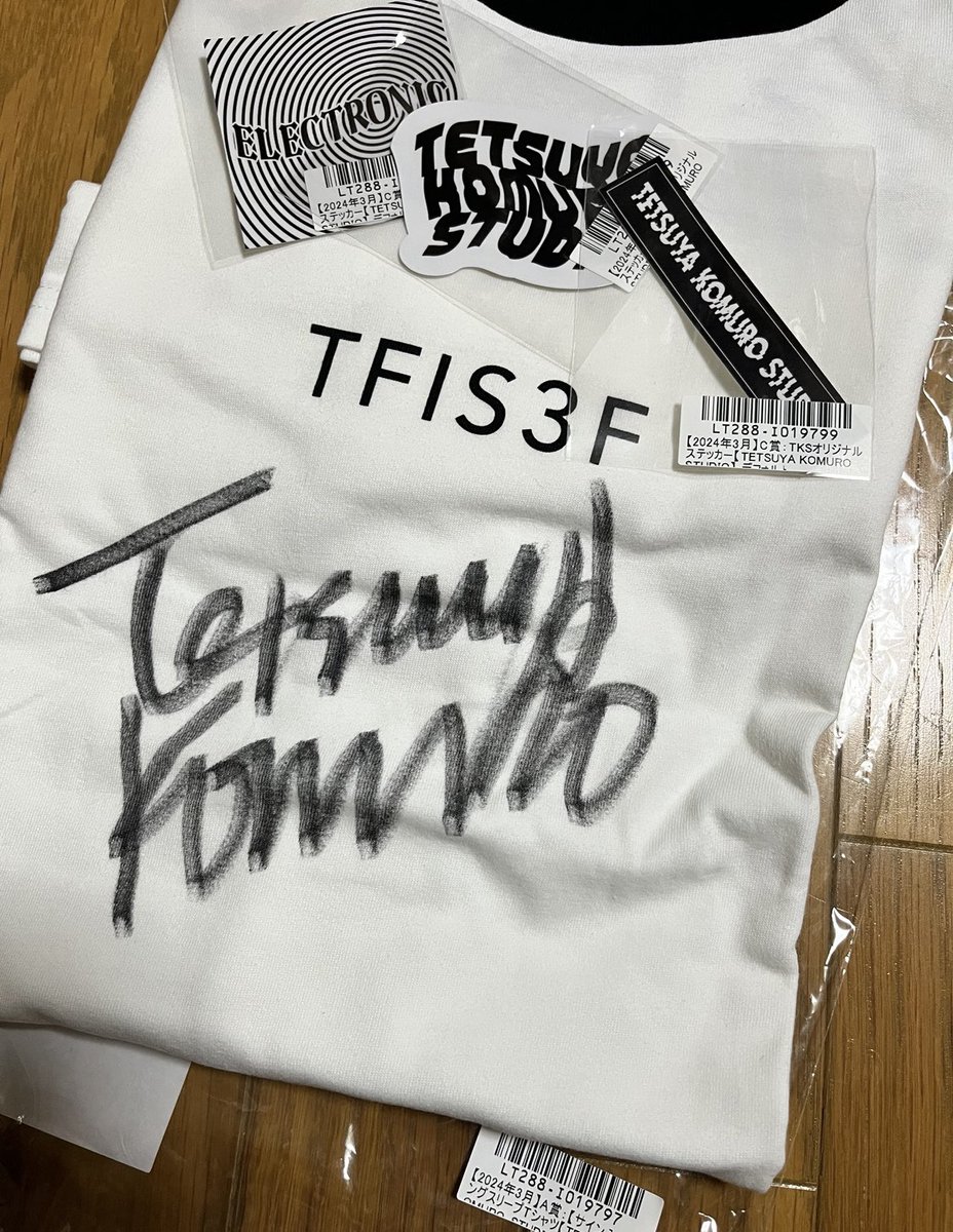 じゃーん！
届きました！！A賞&C賞✨✨✨
先生、ありがとうございます🙌

#TetsuyaKomuroSTUDIO
#小室哲哉
#TKFriday