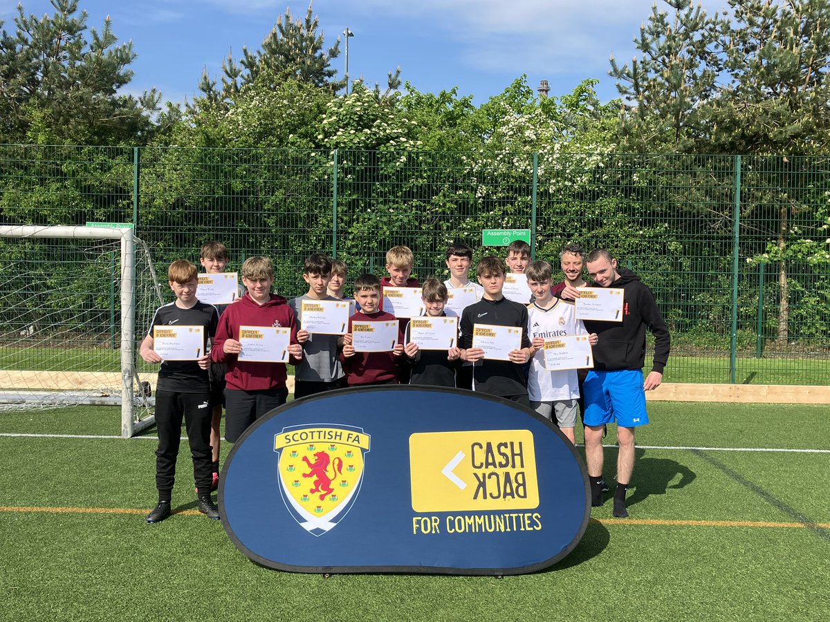 Well done 👏🏻 to the pupils @AlloaAcademy for completing the Football Leaders course today. ⚽️🥅📚✏️. Big thanks to @MrMcCrackenPE @AlloaAcadPE for his support throughout. @CashBackScot @ActiveClacks
