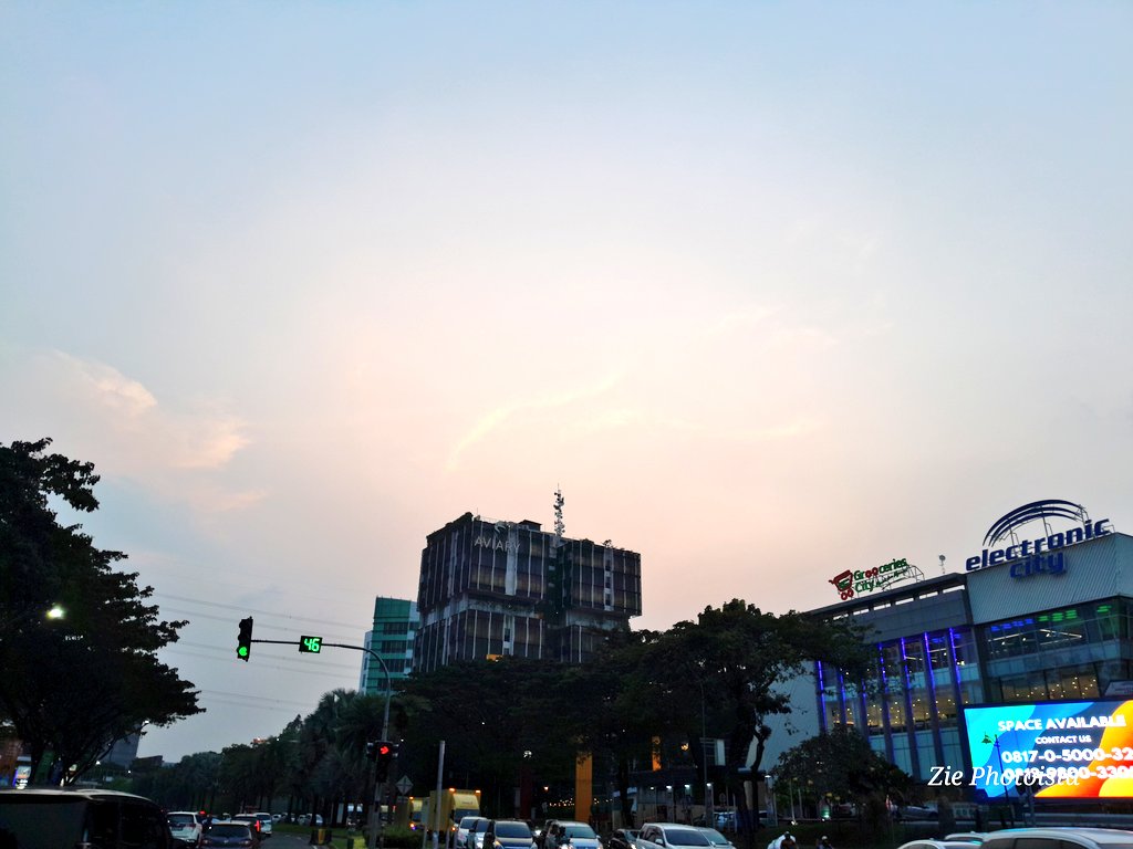 السماء والشمس.

#jakarta
#tangerangselatan
#indonesia
#TwitterX 
#twitter 
#sky 
#sun
#samsungA14