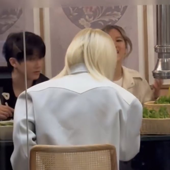 malbok915's tweet image. 머릿결 진짜 좋고 집에서 엄마만 좋아하고 나머지 가족은 자기보다 서열 아래로 생각하는 말티즈 같다