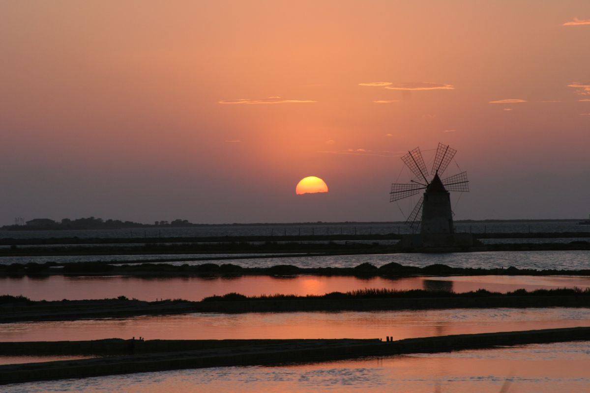 Abitata da #Fenici, #Greci, #Romani, #Arabi, #Normanni e #Svevi, la terra più ventosa e vitata di #Sicilia, tra #Trapani e #Marsala, ha accolto il #Grillo e le sue varianti. Compreso il #Marsala, #vinofortificato che raccoglie la luce delle #saline e la trasforma in caramello.…