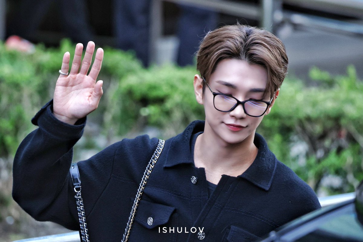 shuasmedia's tweet photo. 240510 joshua is now one of his iconic looks https://t.co/jex29IW4NM